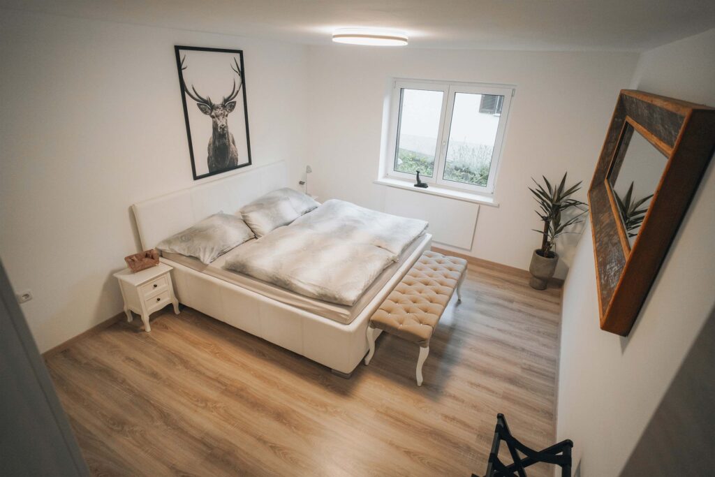 Alpblick Ferienwohnung in Bludenz, Schlafzimmer mit Doppelbett